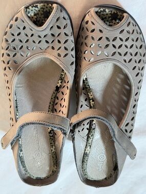 J-41 Adventure On Womens 10 Mary Jane Wedge Sandals Taupe Cutout